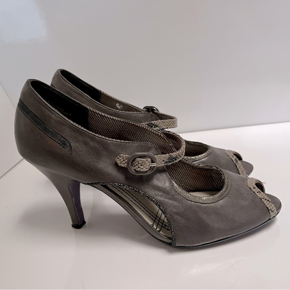Kenzie open toed pump mixed leather greyish brown and ‘snake’ trim w 9m